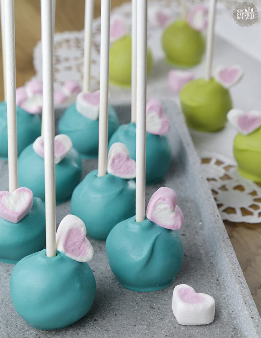 Buttermlich Cake Pops mit Marshmallow Herzen