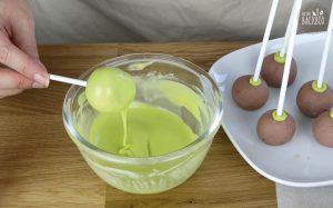 Buttermilch Cake Pops Rezept: Cake Pops vollständig in die geschmolzenen Candy Melts tunken
