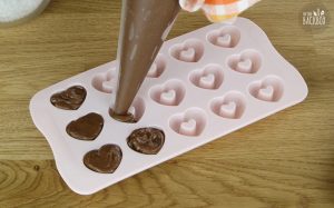 Schokoladen Fudge Rezept: Masse in die Form spritzen