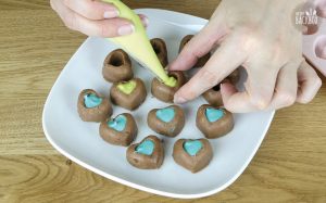 Schokoladen Fudge Rezept: Fudge mit den geschmolzenen Melts füllen