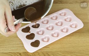 Schokoladen Fudge Rezept: Masse in die Form gießen
