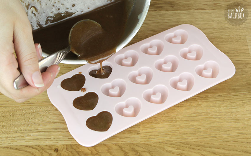Schokoladen Fudge Rezept: Masse in die Form gießen