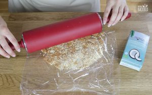 Frozen Yogurt Cupcakes Rezept: Kekse mit einem Nudelholz zermahlen