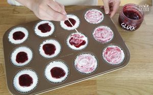 Frozen Yoghurt Cupcakes Rezept: Marmelade mit der Sahne-Joghurt-Mischung vermischen
