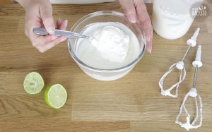 Frozen Yogurt Cupcakes Rezept: Sahne und Joghurt verrühren