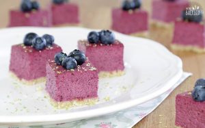 No Bake Cheesecake Bars mit Keksboden