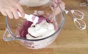 No Bake Cheesecake Bars Rezept: Fruchtpulver unter den Schmand und Frischkäse heben