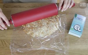 No Bake Cheesecake Bars Rezept: Kekse mit Nudelholz zermahlen