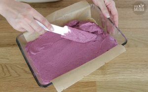 No Bake Cheesecake Bars Rezept: Masse auf dem Keksboden verteilen