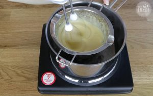 Eigelb, Zucker und Wasser verrühren