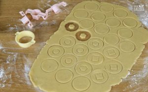 Linzer Plätzchen ausstechen