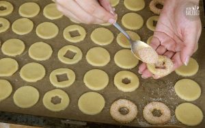 Linzer Plätzchen Rezept: Mit Zucker bestreuen