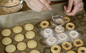 Linzer Plätzchen Rezept: Mit Puderzucker bestreuen