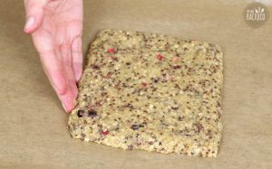 Porridge Riegel Rezept: Masse auf dem Blech formen
