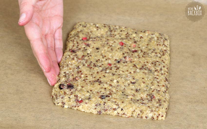 Porridge Riegel Rezept: Masse auf dem Blech formen