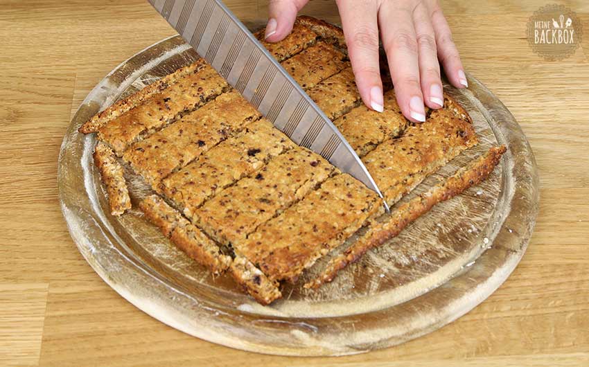 Porridge Riegel Rezept: gebackene Masse zu Riegeln zurecht schneiden
