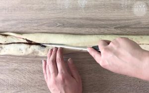 Hefeteig der Länge nach durchschneiden – Chocolate Babka Rezept Osterbox 2018