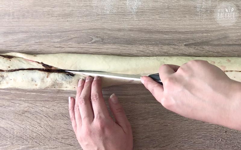 Hefeteig der Länge nach durchschneiden – Chocolate Babka Rezept Osterbox 2018