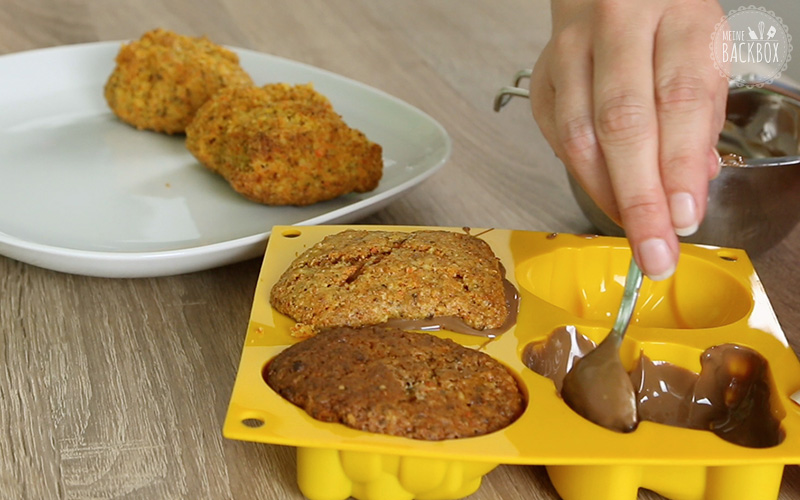 Silikonform mit Kuvertüre einstreichen – Rüebli Schokohasen Rezept