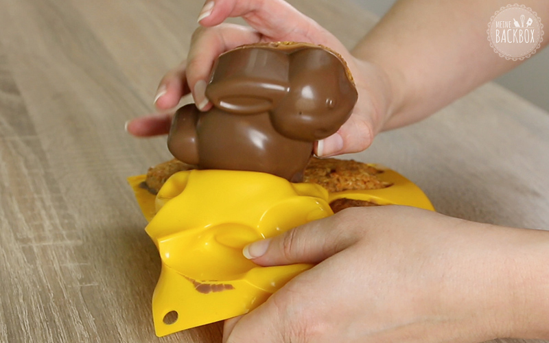 Rüebli Schokohasen aus Silikonform lösen –Rüebli Schokohasen Rezept