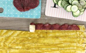 Herzhafte Brotrosen Rezept: Teigstreifen mit Salami belegen