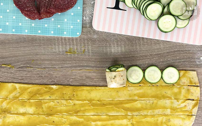 Herzhafte Brotrosen Rezept: Teigstreifen aufrollen