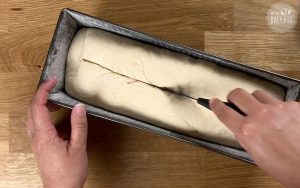 Toastbrot Teig einschneiden