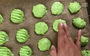 Muschel Whoopie Pies Rezept: Unterseite der Muscheln glatt streichen