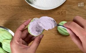 Muschel Whoopie Pies Rezept: Unterseite der Muscheln mit der Creme bestreichen