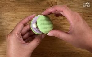 Muschel Whoopie Pies Rezept: Fondant-Perle auf die Unterseite setzen und Oberseite aufsetzen