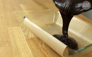 Craft Beer Brownies Teig in Auflaufform geben