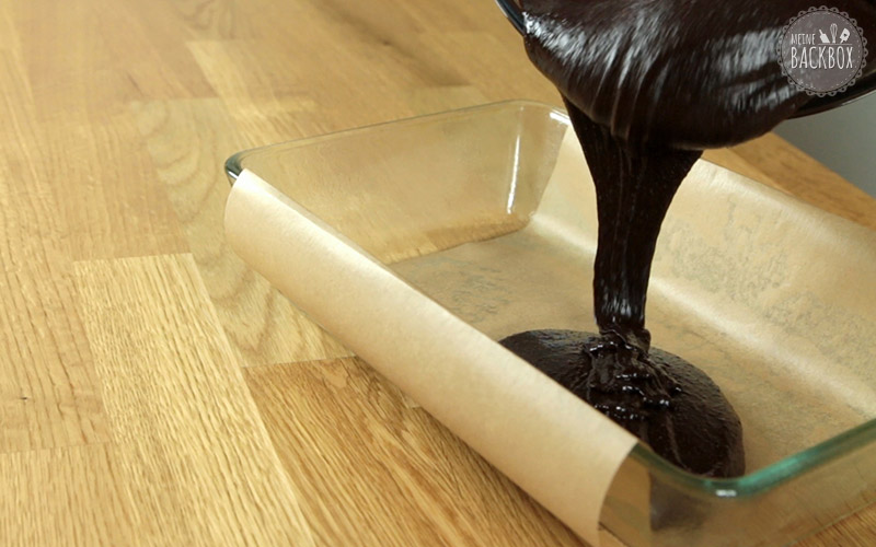 Craft Beer Brownies Teig in Auflaufform geben