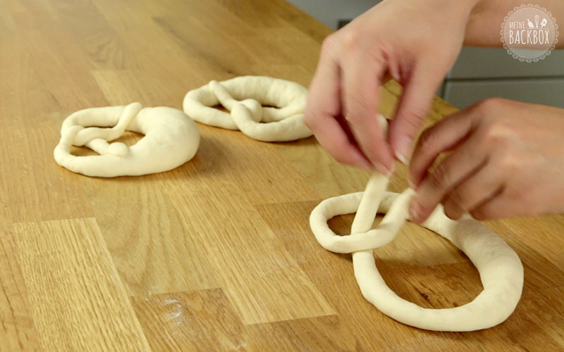 Laugenbrezeln backen Brezelform legen
