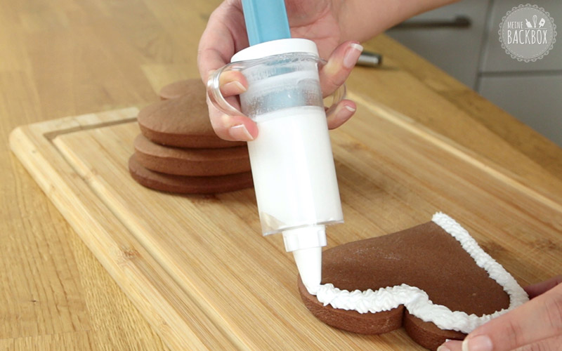 Lebkuchenherzen Royal Icing . mit Garnierspritze auftragen