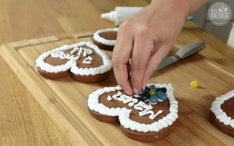 Lebkuchenherzen mit Zuckerschrift dekorieren