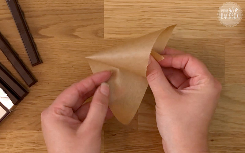 Für Schokoladen-Verzierung ein Papier-Tütchen falten