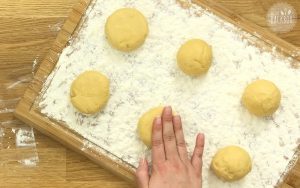 Teiglinge etwas flach drücken