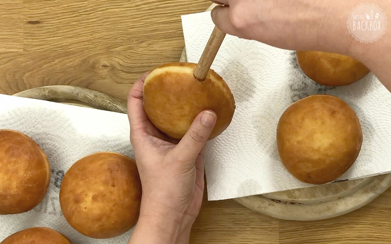 Die Krapfen seitlich einstechen und mit Marmelade füllen.
