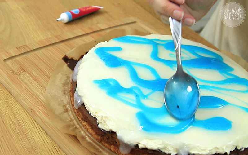 Donauwellen Rezept: Hellblaue Mirror Glaze wellenförmig verteilen