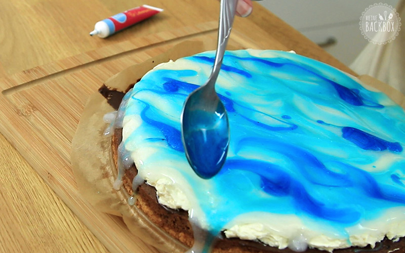 Donauwellen Rezept: Dunkelblaue Mirror Glaze wellenförmig verteilen