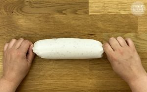 Eismasse in Frischhaltefolie zu einer Wurst einrollen