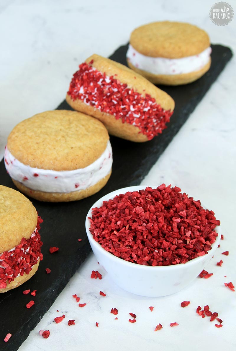 Eis Sandwiches mit Himbeeren und Grenadine