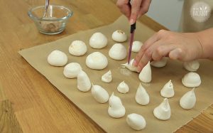 Buche de Noel Rezept: Baiser Pilze