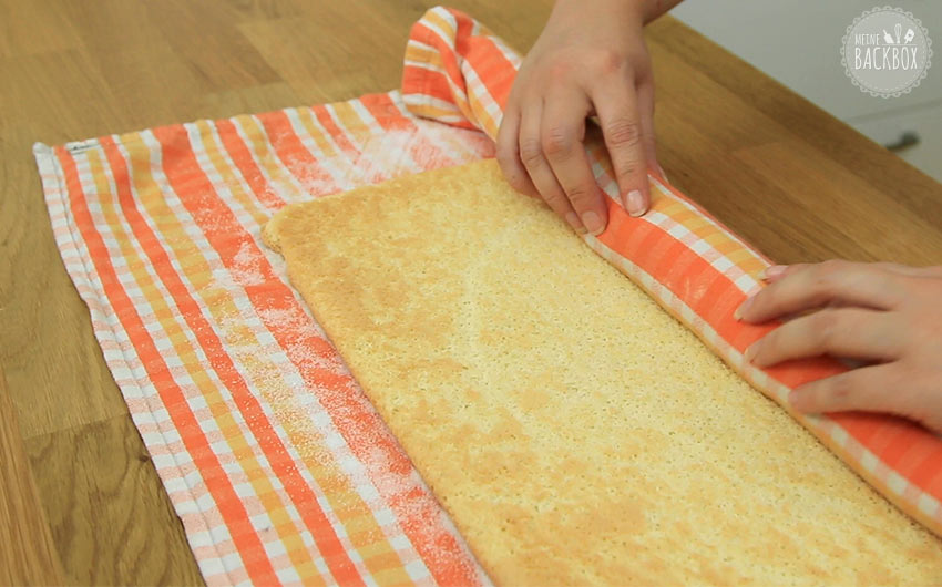 Buche de Noel Rezept: Biskuit einrollen