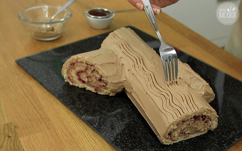 Buche de Noel Rezept: Mit der Gabel Muster in die Creme ziehen