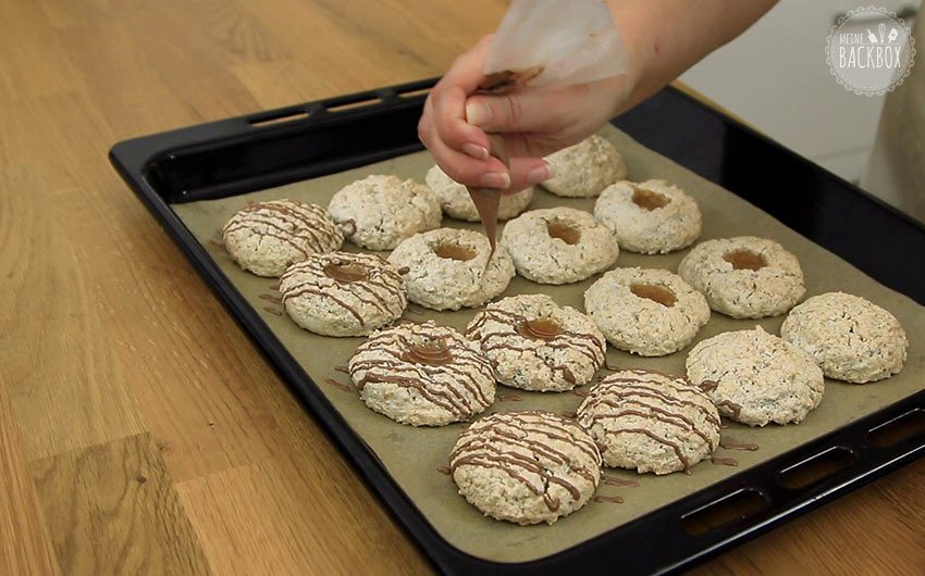 Haferflocken Makronen Rezept: Makronen mit Kuvertüre verzieren