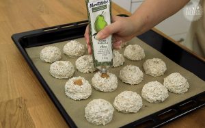 Haferflocken Makronen Rezept: Marmelade in die Mulden geben