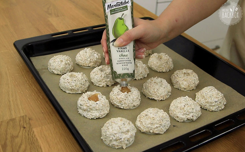 Haferflocken Makronen Rezept: Marmelade in die Mulden geben