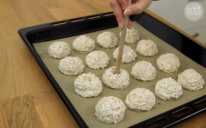 Haferflocken Makronen Rezept: Kleine Mulden in die Makronenmasse einstechen