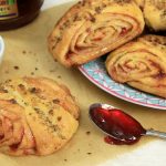 Schnelle Franzbrötchen aus Hefeteig mit Erdbeer Kokos Zimt